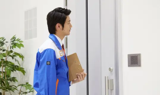 現地にうかがうスタッフの画像