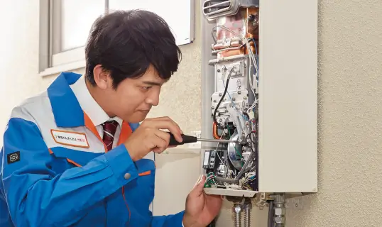 修理を行うスタッフの画像