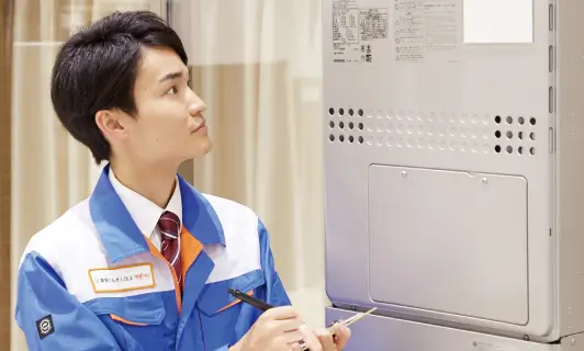 動作確認を行うスタッフの画像