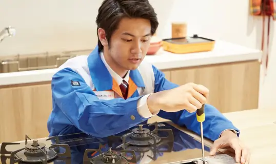 取り付け工事を行うスタッフの画像