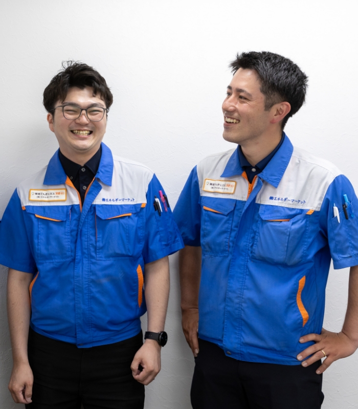 株式会社エネルギーマーケット社員が談笑している様子