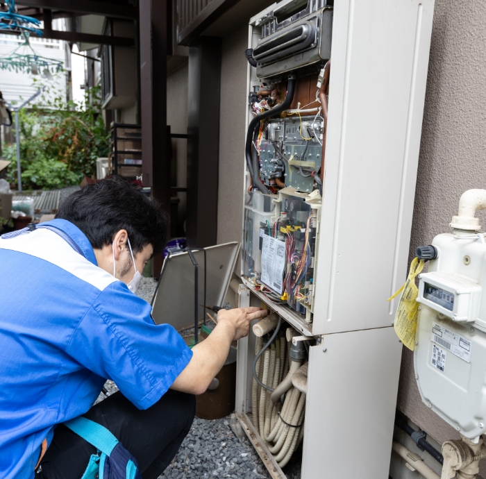 ガス消費機器の健康診断を行っている様子