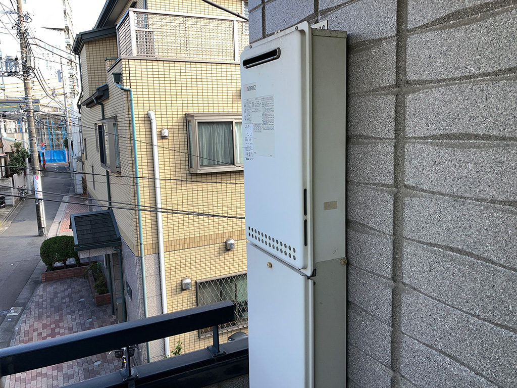 左右の首ふりが固いキッチンの水栓を交換｜給湯器も交換　東京都品川区