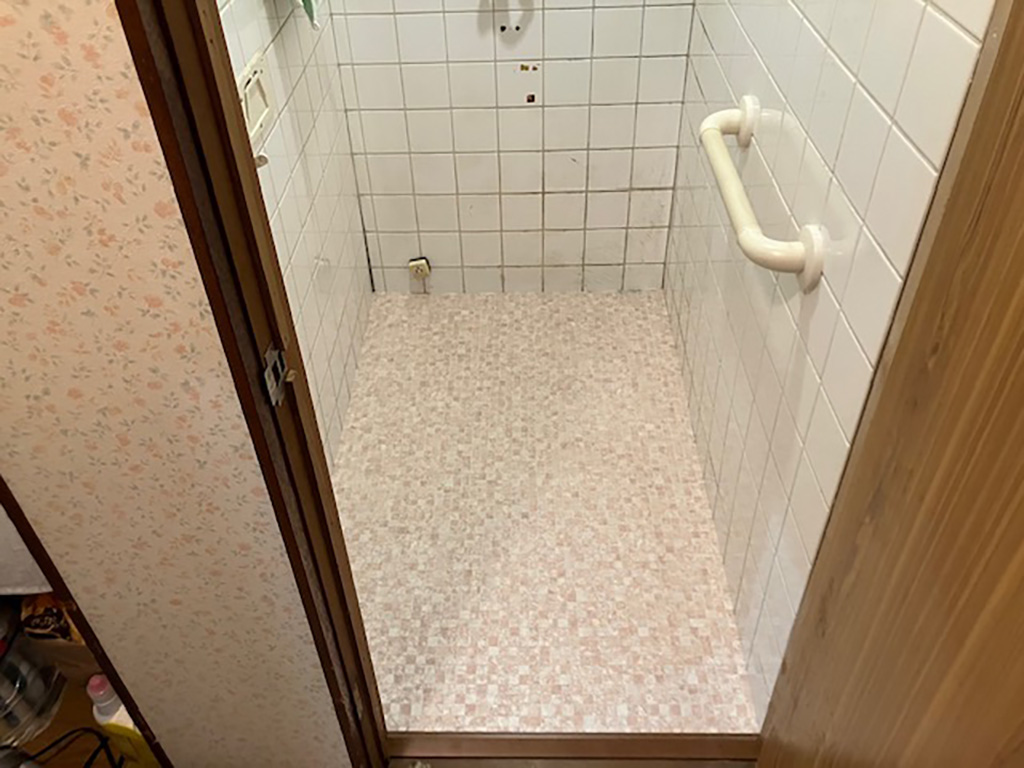 ウォシュレットから水漏れするトイレをリフォーム｜床をクッションフロアに変更　東京都世田谷区