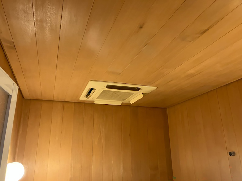 浴室暖房乾燥機の交換と造作浴室天井の加工｜取付け位置の穴を少し塞ぐため同じ木材を準備する　神奈川県横浜市