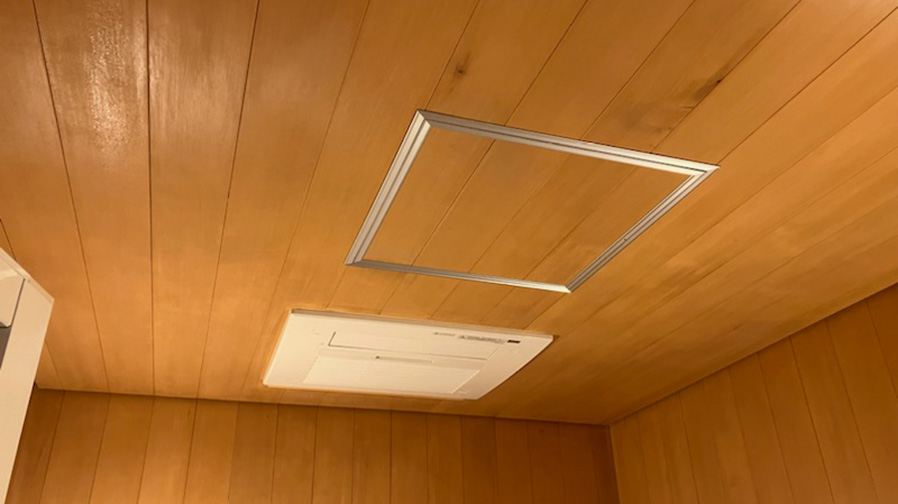 浴室暖房乾燥機の交換と造作浴室天井の加工｜取付け位置の穴を少し塞ぐため同じ木材を準備する　神奈川県横浜市