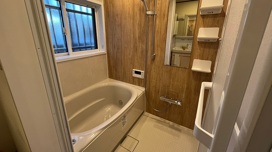 タイル張りの在来浴室を掃除しやすいシステムバスにリフォーム　東京都大田区