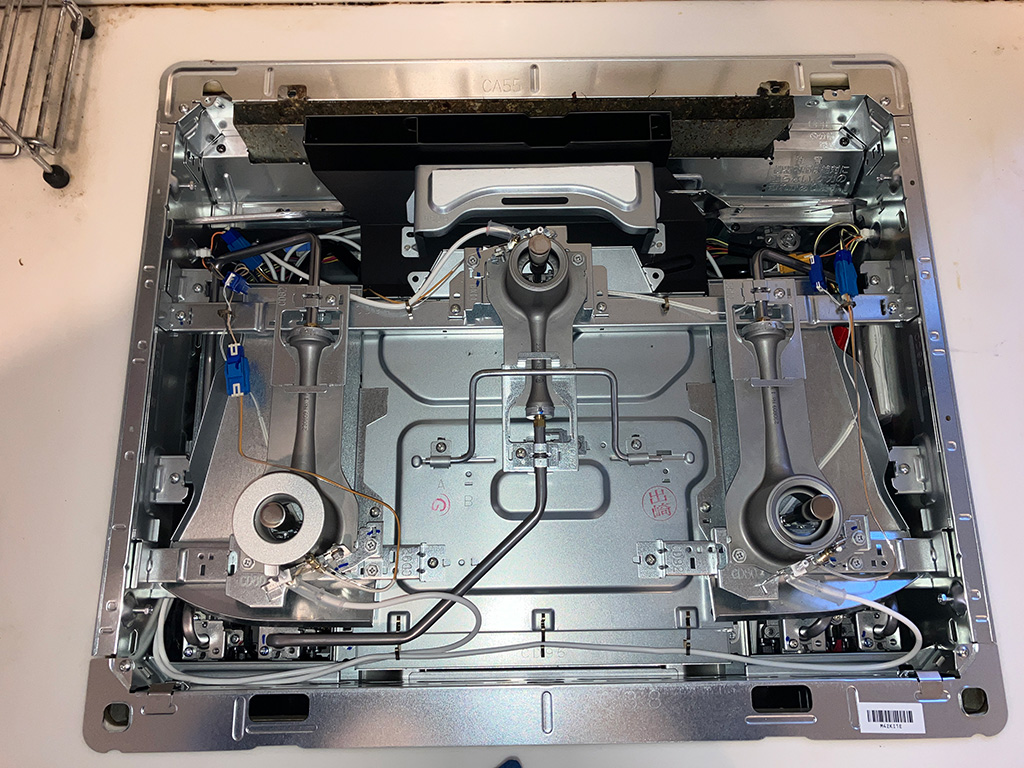 「スイッチをオフにしても炎が残る」という不具合のビルトインコンロを交換｜機能が多彩な新機種に　東京都大田区