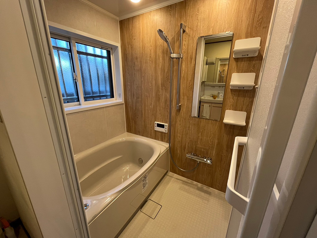 タイル張りの在来浴室を掃除しやすいシステムバスにリフォーム　東京都大田区