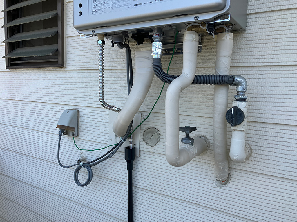 経年劣化が気になるふろ給湯器を交換!室内を通るため養生は丁寧に 東京都大田区