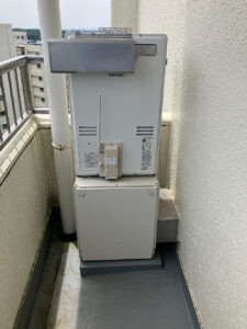 設置条件が特殊な給湯暖房機を交換!マンションベランダに横向きに設置 横浜市旭区
