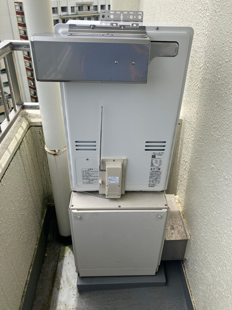 設置条件が特殊な給湯暖房機を交換!マンションベランダに横向きに設置 横浜市旭区