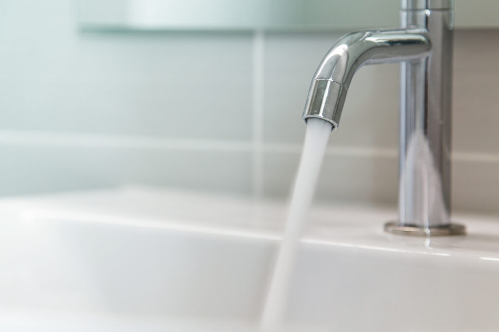 給湯器のお湯の温度が安定しない6つの原因!給湯器の故障が原因の場合、修理できる?