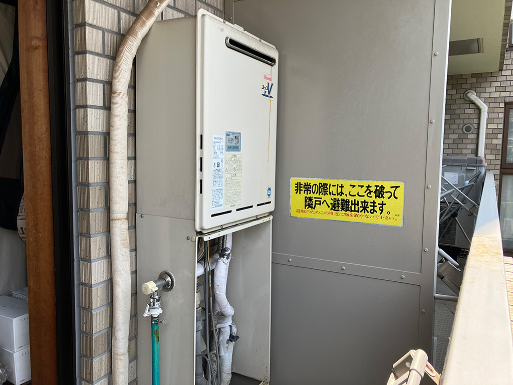 約10年使用した給湯器を早めに交換！配管カバーに水栓が付いている現場　横浜市港北区