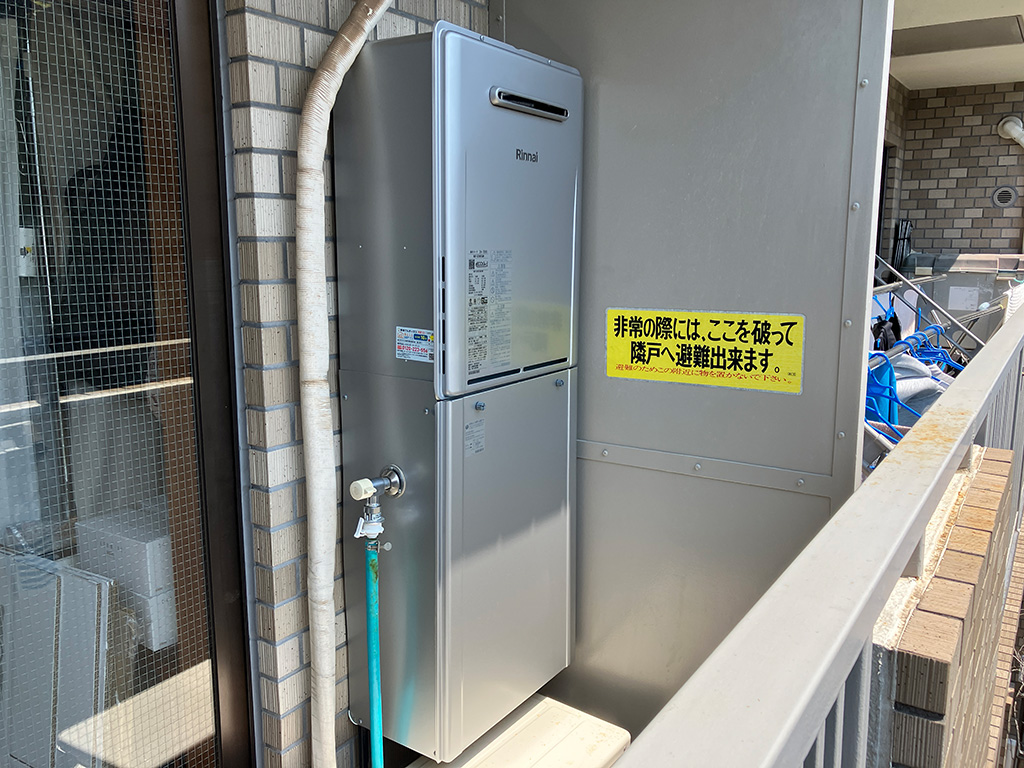 約10年使用した給湯器を早めに交換！配管カバーに水栓が付いている現場　横浜市港北区