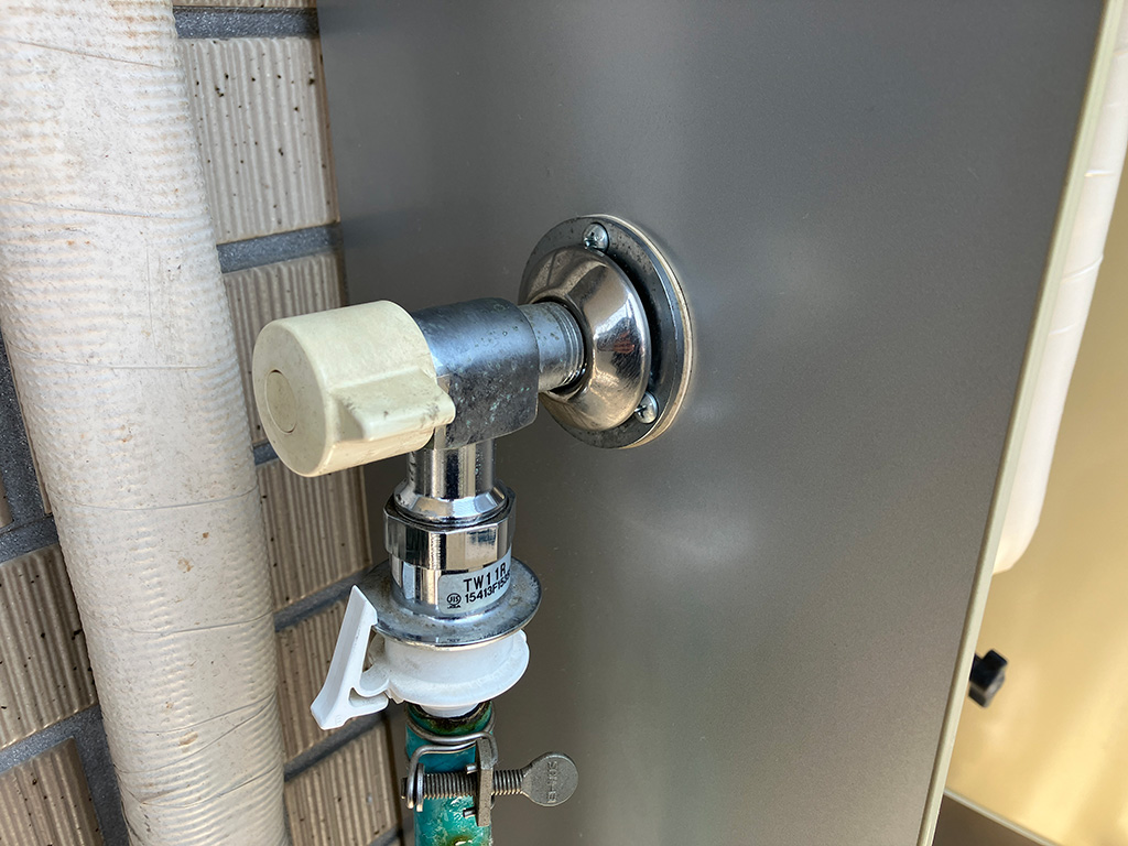 約10年使用した給湯器を早めに交換！配管カバーに水栓が付いている現場　横浜市港北区