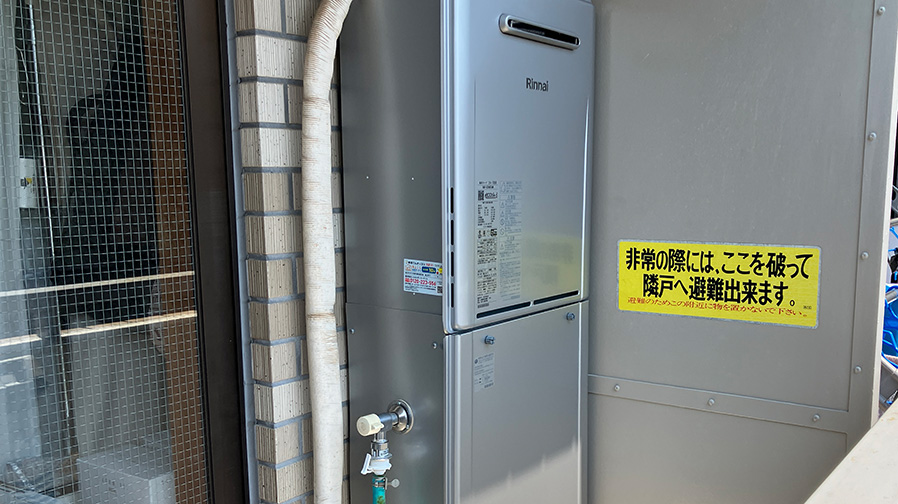 約10年使用した給湯器を早めに交換！配管カバーに水栓が付いている現場　横浜市港北区