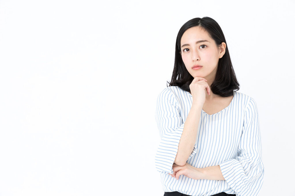 考える女性のイメージ