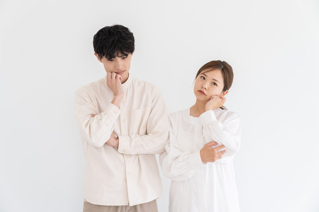 考える二人のイメージ