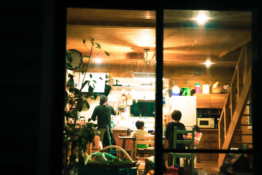 夜間の家庭のイメージ