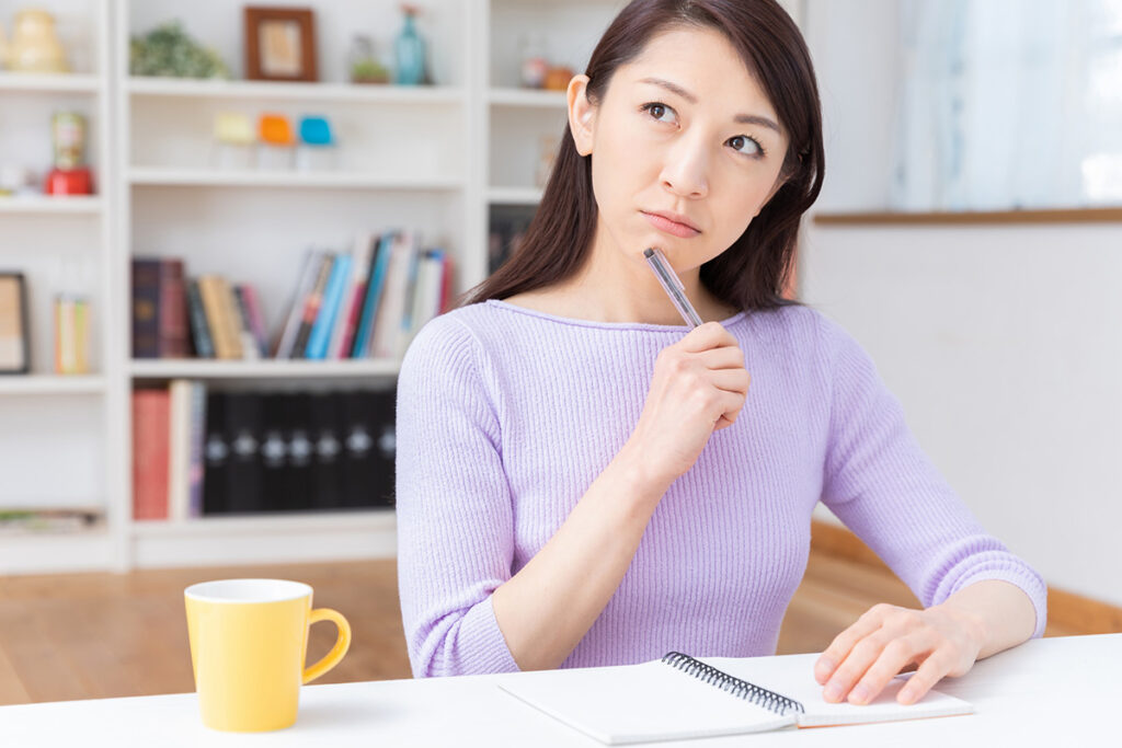 考える女性のイメージ