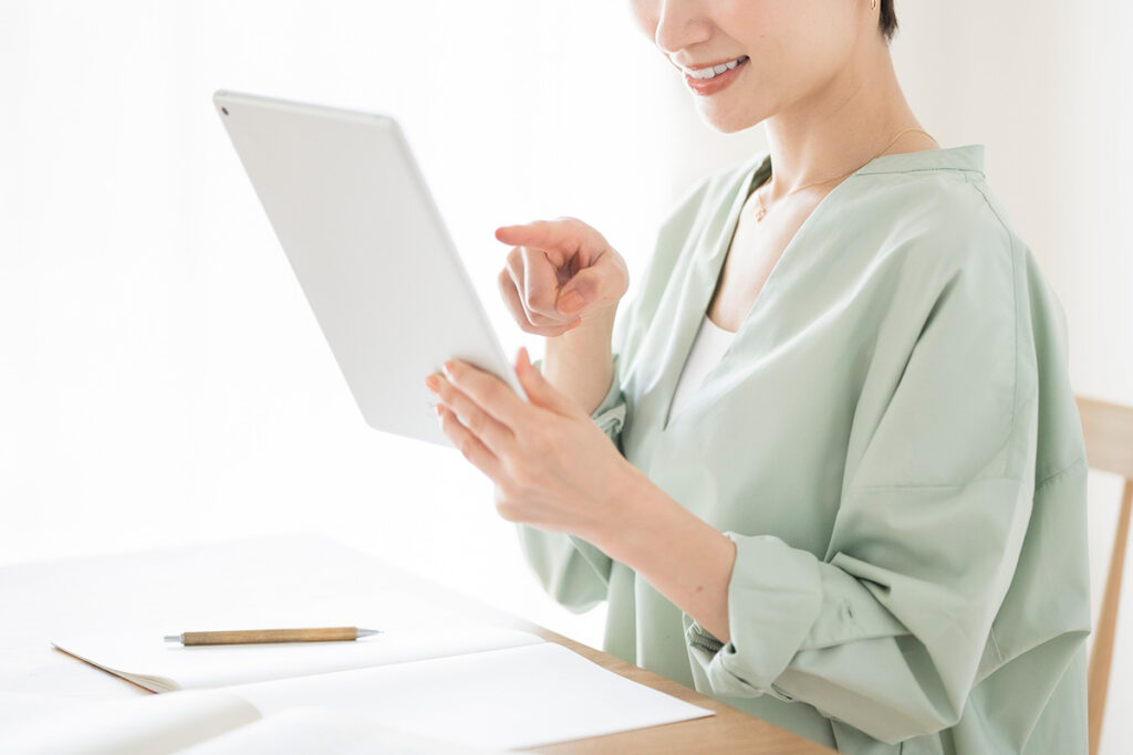 タブレットを見る女性のイメージ