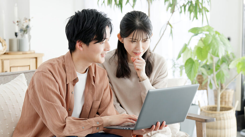 PCの画面をみる男女のイメージ