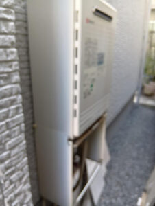 燃焼時間4,000時間超え・部品が変色した給湯器を交換！光熱費が節約できるエコジョーズに　東京都世田谷区