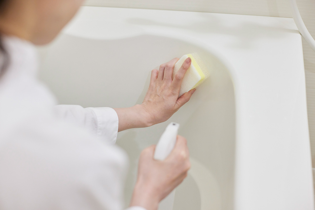 浴槽を掃除するイメージ