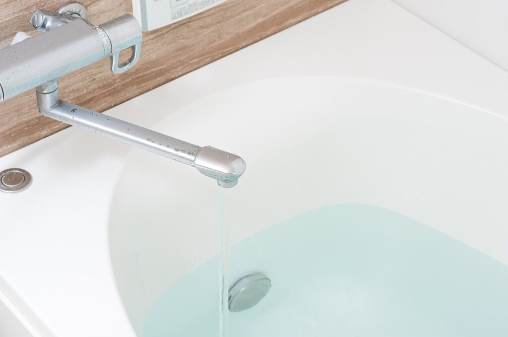 浴槽に注がれるお湯のイメージ