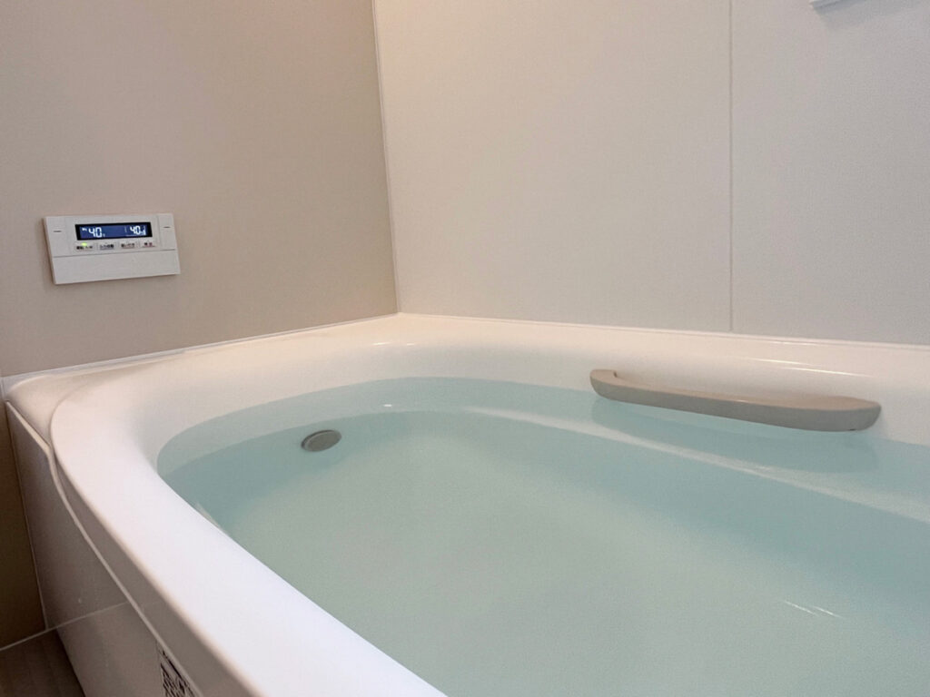 お湯で満たされた浴槽のイメージ