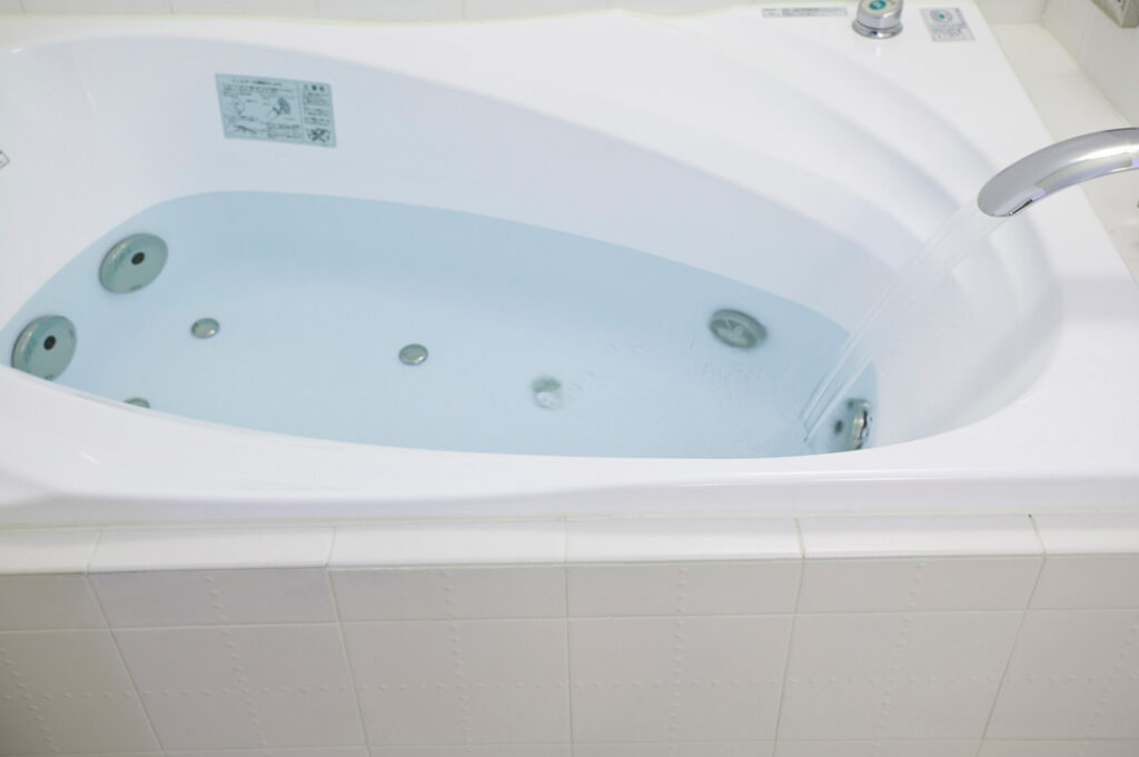 浴槽に注がれるお湯のイメージ