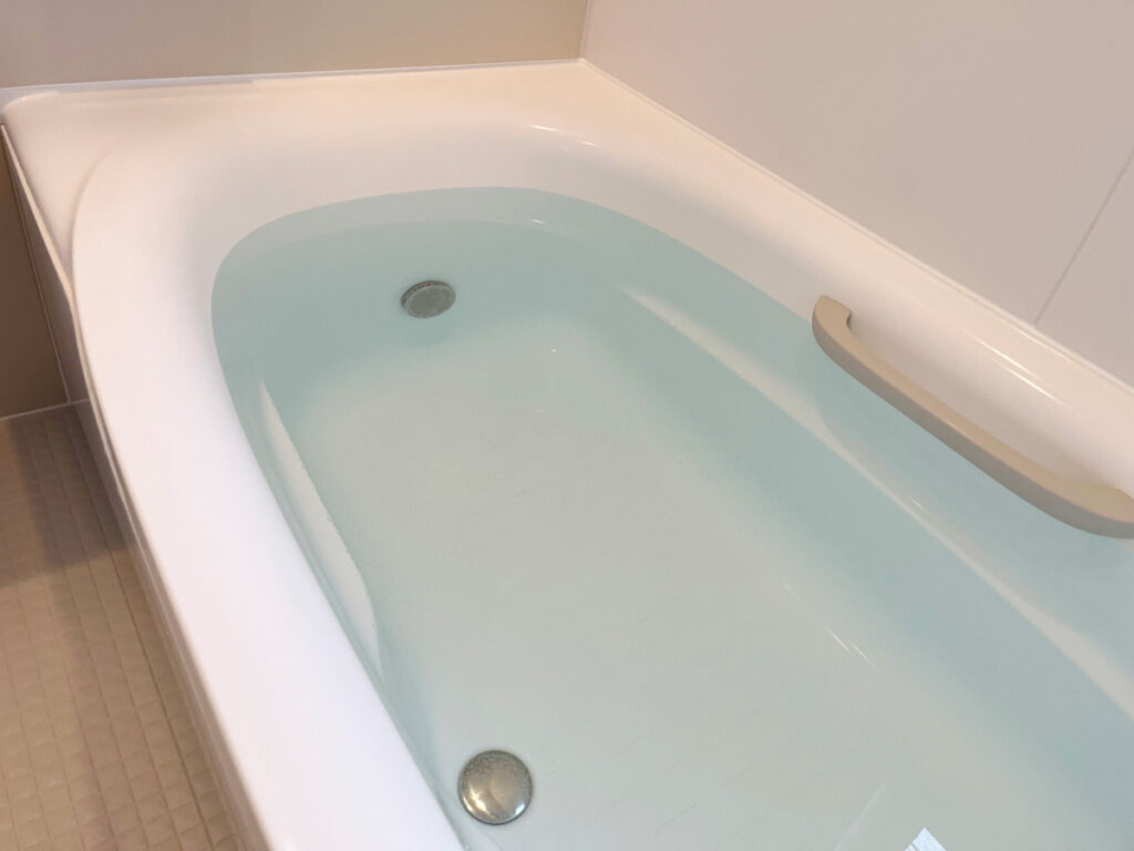 お湯で満たされた浴槽のイメージ