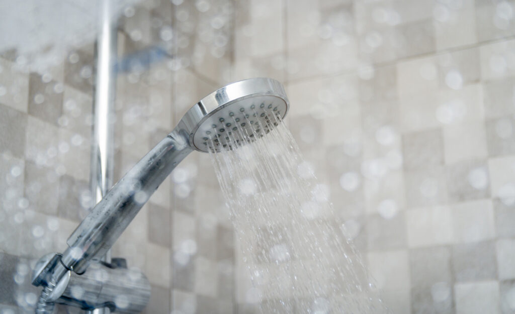 シャワーから出るお湯のイメージ