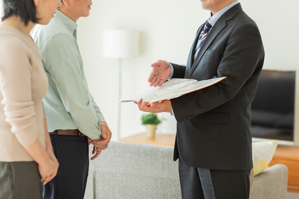 業者と説明を受ける夫婦