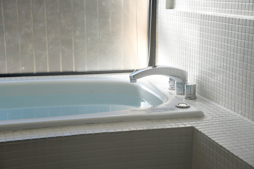 お湯が張られた浴槽のイメージ