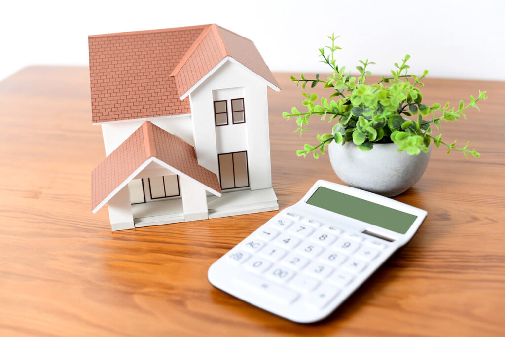 家の模型と電卓のイメージ