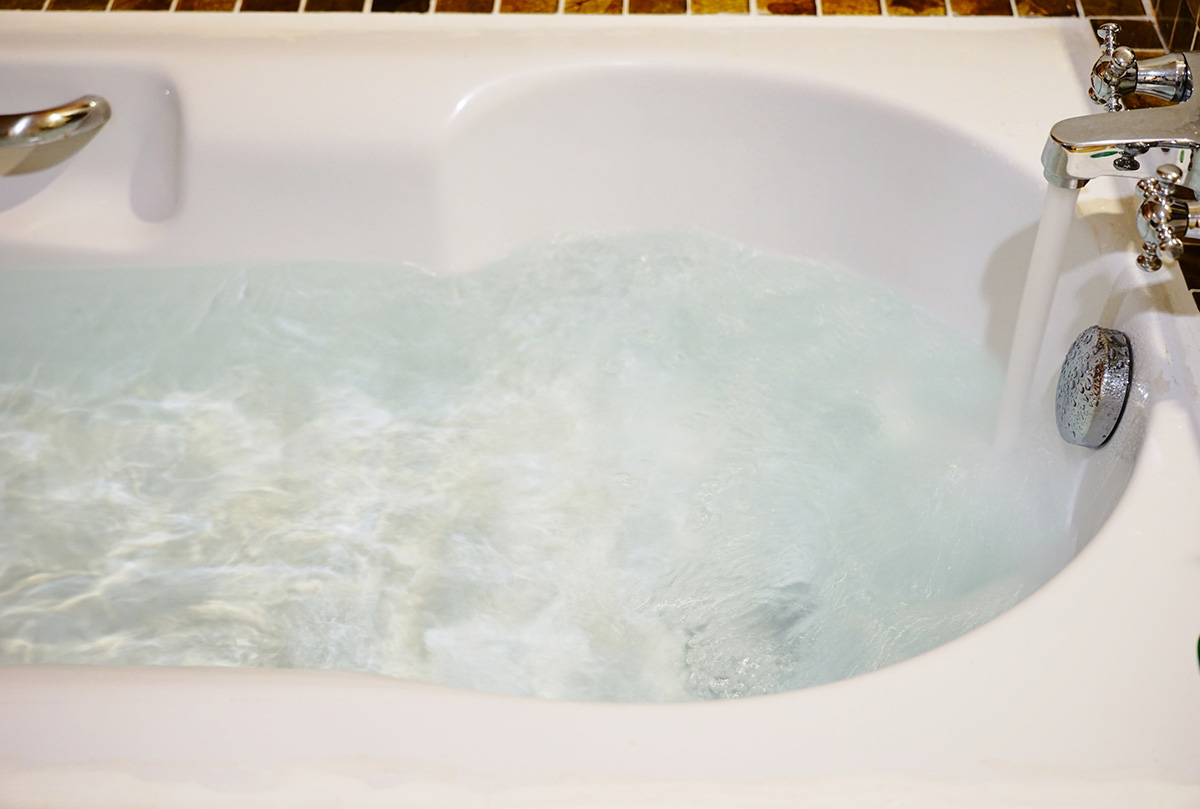 浴槽にお湯が注がれるイメージ