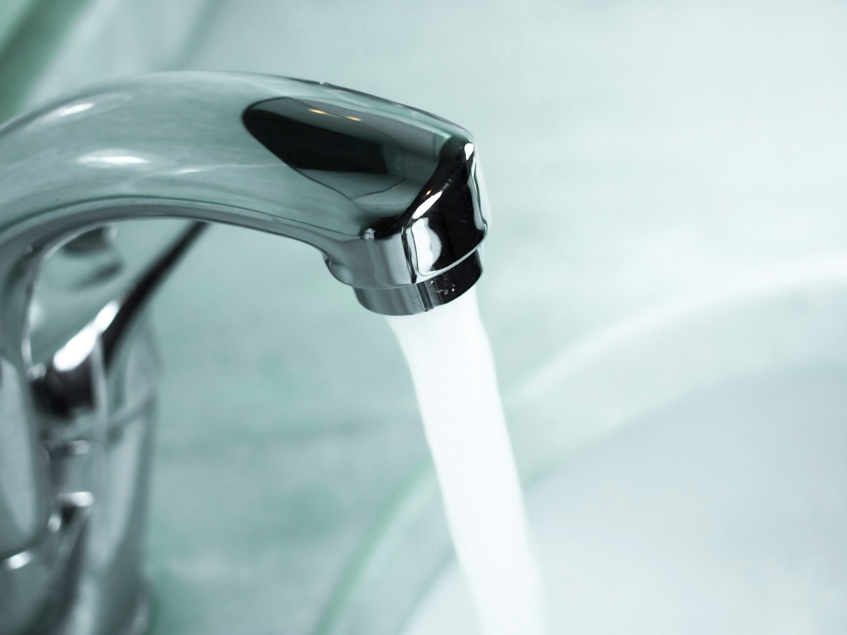 蛇口から出る水のイメージ