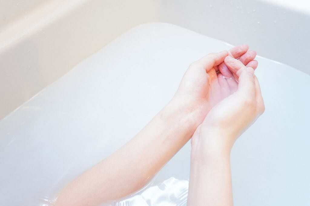 お湯を手ですくうイメージ