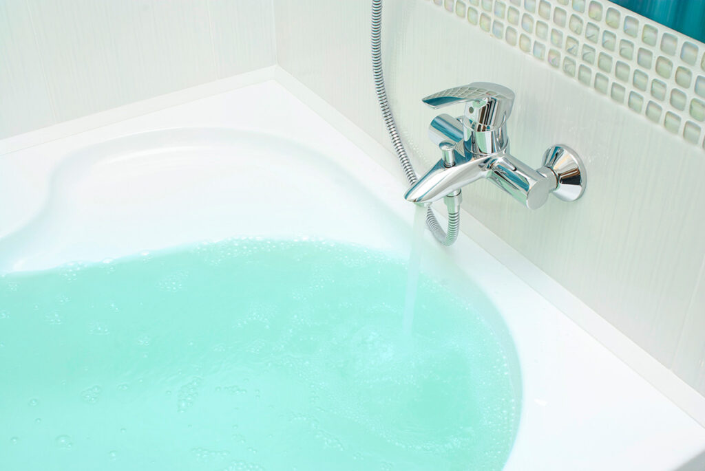 浴槽にお湯を張るイメージ