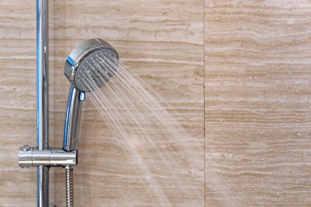 シャワーから出るお湯のイメージ