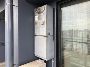 異音がする給湯暖房機を交換！マンションの指定により特注色での対応　川崎市幸区