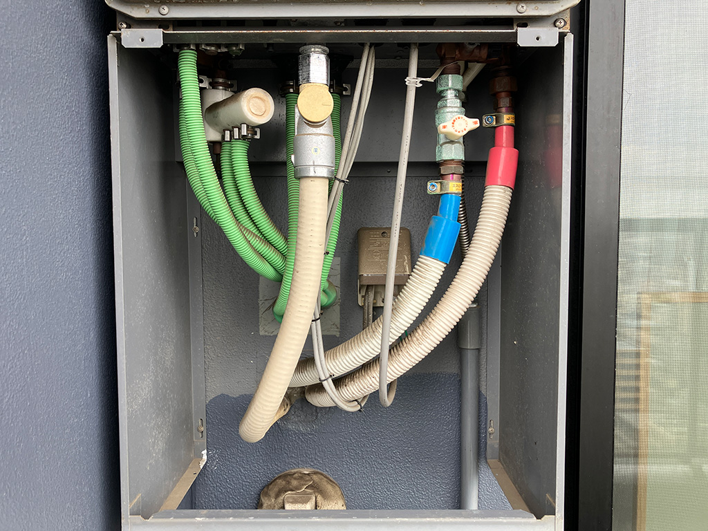 異音がする給湯暖房機を交換！マンションの指定により特注色での対応　川崎市幸区