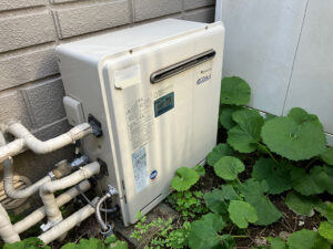 約16年使用の給湯器を交換！据置から据置台＋壁掛に変えることで水害リスクに備える　川崎市中原区