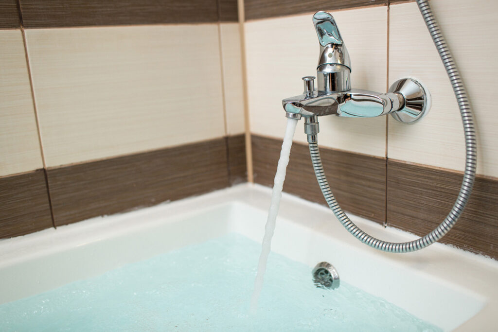 浴槽に張られたお湯のイメージ