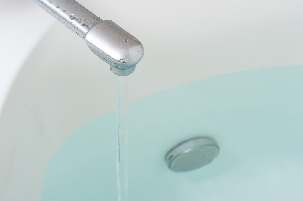 浴槽に貯まるお湯のイメージ