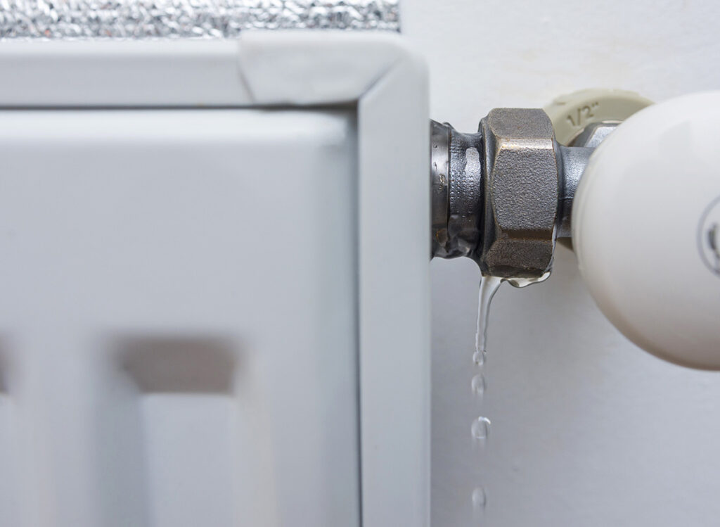 給湯器から水漏れしているイメージ