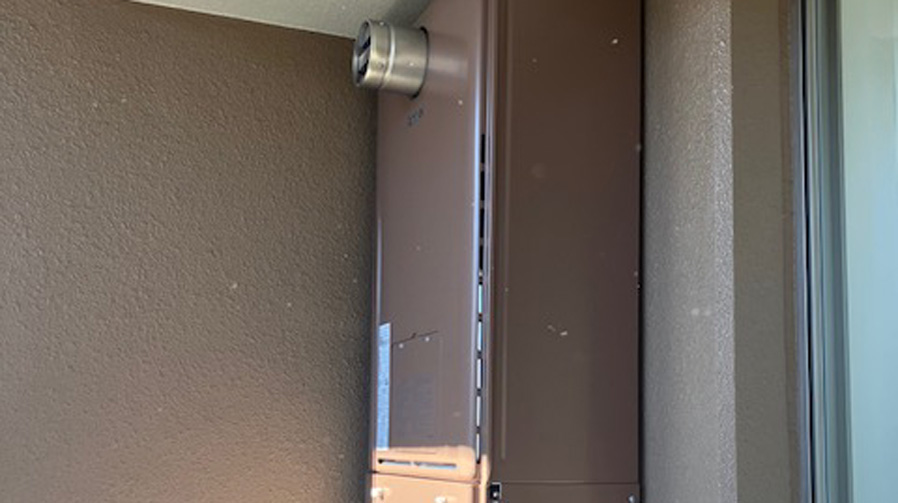 水漏れしていた給湯暖房機を交換！マンション規約の「特注色」に対応　横浜市青葉区