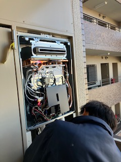 お湯の温度が安定しなくなった給湯器を交換！マンションの設置環境に合わせて従来型を選択　横浜市都筑区